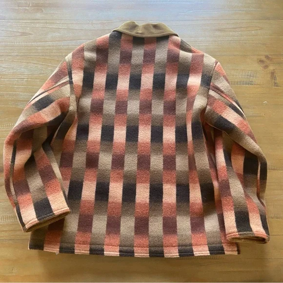 Filson | Women’s Blanket Wool Barn Coat - Picture 5 of 10